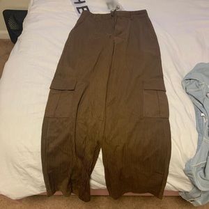 Baggy pants, tight from the waist